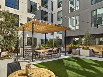 AVE Santa Clara courtyard