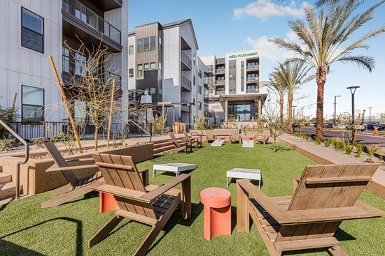 courtyard at AVE Paradise Valley